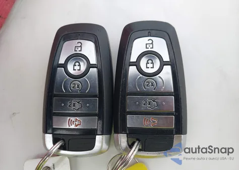 2017 Ford Fusion Energi Titanium z USA, uszkodzony, nr VIN 3FA6P0SU1HR303666